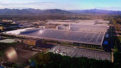 全新EQE開啟奔馳電動新紀元，百年豪華品牌如何突破科技次元壁？